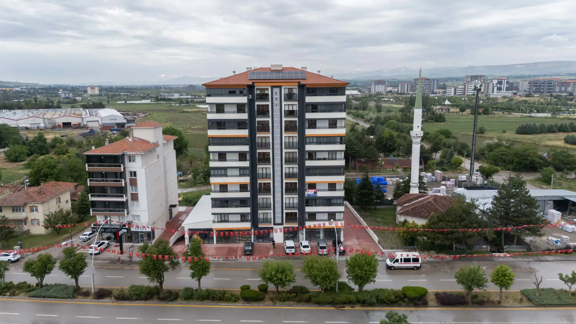 KAPALI OTOPARKLI, ELEKTRİKLİ ŞARJ İSTASYONLU, SIFIR 4+1 LÜKS DAİRE